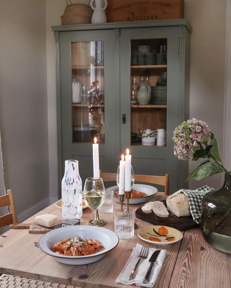 𝙴 𝚖 𝚖 𝚊 | 🍝 🍷 🌧️ • • • Inredning, interior, hygge, slow life, vintage furniture, cosy, dining table, #mycountryhome #landligehjem #lantligt... | Instagram Dining Room Hygge, Hygge Dining Room, Swedish Dining Room, Norwegian Interior, Cosy Dining Room, Swedish Farmhouse, Thrifted Home, Hygge Home, Nordic Home