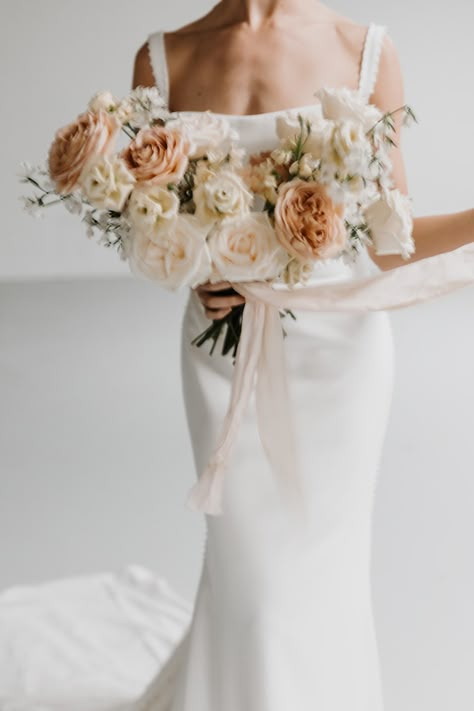 Small Neutral Bridal Bouquet, White Fall Bridal Bouquet, Wedding Flowers Champagne, Wedding Neutral Flowers, Creamy Neutral Wedding, Champagne Wedding Florals, Tan Wedding Flowers, Neutral Flower Bouquet, Rust Wedding Flowers