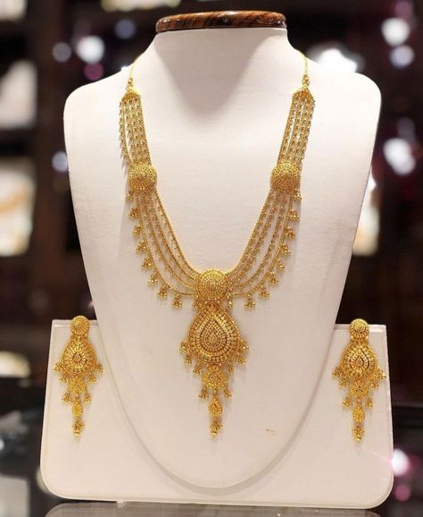 Maangtika Designs In Gold, Long Sets Gold Jewellery, Indian Gold Necklace Designs, Wedding Jewellery Designs, Long Gold Necklace, Unique Gold Jewelry Designs, Delicate Gold Jewelry, Gold Jewels Design, Neck Pieces Jewelry