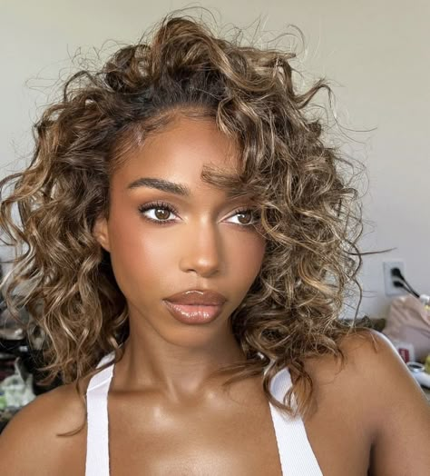 Curly Highlights, Glow Up Era, Dyed Curly Hair, Bronze Hair, Highlights Curly, Highlights Curly Hair, Blondes Have More Fun, Blonde Curly Hair, Lori Harvey