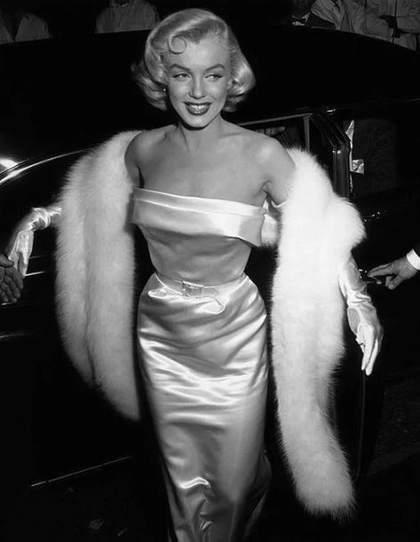 Marilyn Monroe Pink Dress, Marilyn Monroe Outfits, Old Hollywood Aesthetic, Marilyn Monroe Movies, Hollywood Aesthetic, Marilyn Monroe Quotes, Marilyn Monroe Fashion, Marilyn Monroe Photos, Norma Jeane