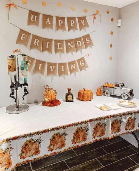 Friendsgiving Decor Ideas Friendsgiving Wall Decor, Friendsgiving Decor Ideas, Friendsgiving Party Decorations, Friendsgiving 2023, Friendsgiving Activities, Friendsgiving Decor, Thanksgiving Dinner Decor, Thanksgiving Table Settings Simple, Simple Thanksgiving Table