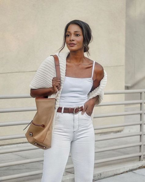 Casual White Jeans Outfit, White Jeans Outfit Summer, Capsule Wardrobe Women, Spring Summer Capsule Wardrobe, French Women Style, White Jeans Outfit, Effortlessly Chic Outfits, Summer Capsule Wardrobe, Chic Casual