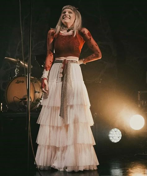 Aurora Outfits Singer, Aurora Style Singer, Aurora Singer Outfit, Aurora Concert Outfit Ideas, Aurora Concert Outfit, Aurora Outfit Singer, Aurora Aksnes Outfit, Aurora Outfit Ideas, Aurora Aksnes Aesthetic