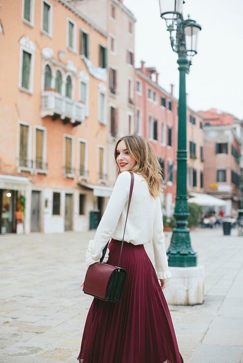 Mode Ulzzang, Burgundy Skirt, Retro Pin Up, Midi Skirts, Winter Fashion Outfits, Mom Style, Modest Outfits, Skirt Outfits, Skirt Fashion