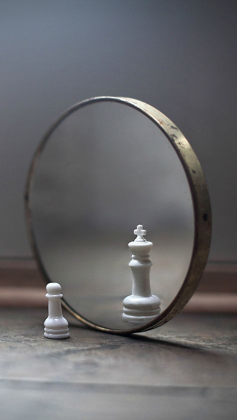 Mirror Reflection Art, Chess Photo, Question Marks, Brown Curls, Photographie Portrait Inspiration, Mirror Reflection, Conceptual Photography, Foto Art, Trik Fotografi