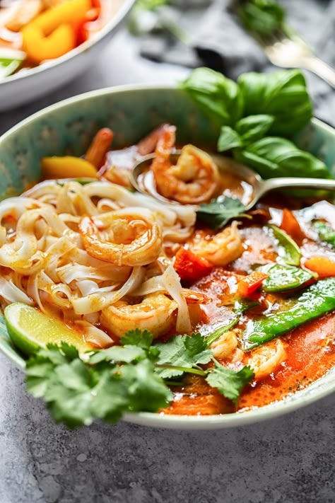 Thai Red Curry with Prawns and Snow Peas Thai Prawn Recipes, Thai Prawn Curry, Easy Thai Red Curry, Vikalinka Recipes, Red Curry Shrimp, Thai Shrimp Soup, Thai Flavors, Shrimp Noodles, Thai Shrimp