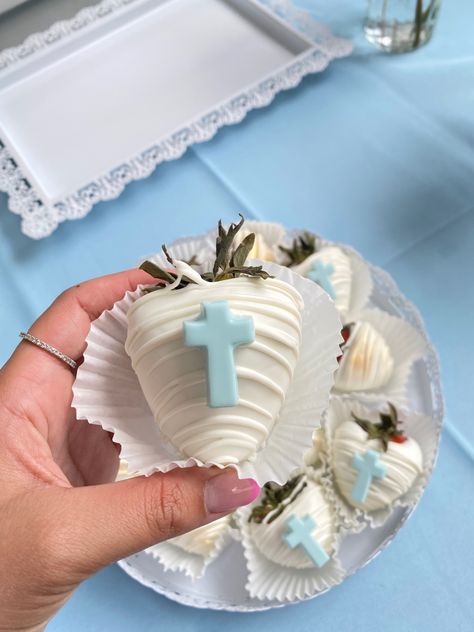 Baptism Chocolate Covered Strawberries, Baptism Snack Table Ideas, Baptism Dessert Table Ideas, First Communion Treats, Bautizo Dessert Table, Adult Baptism Party Ideas, First Communion Desserts, Baptism Treat Table, Baptism Food Ideas