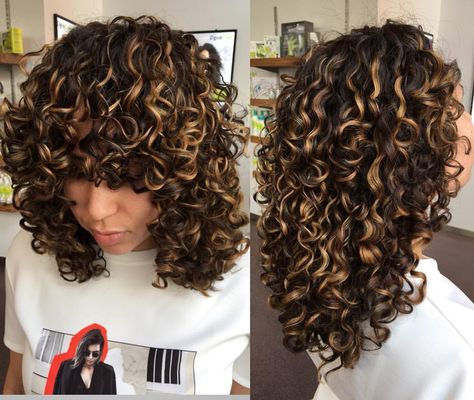 Freehand Pintura Highlights @st3phluvaaa .....devacut by @nevila_devacurl Hairstyles For Naturally Curly Hair, Woman With Curly Hair, Salon Hair Color, Hair Perm, Highlights Curly Hair, Balayage Hair Dark, Naturally Curly Hair, Colored Curly Hair, Medium Curly Hair Styles