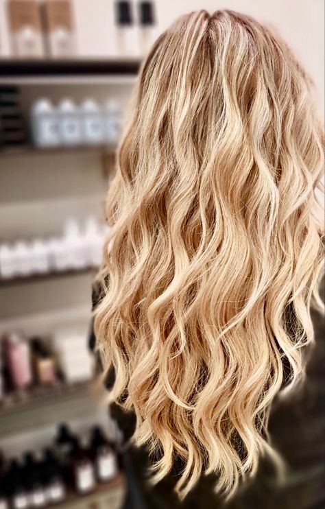 #wellahair #blondehair #beachwaves Maternity Hair, Beach Waves Long Hair, Long Blonde Curls, Prom Hairstyle Ideas, Curled Hairstyles For Medium Hair, Loose Curls Hairstyles, Cute Prom Hairstyles, Long Hair Waves, Light Curls