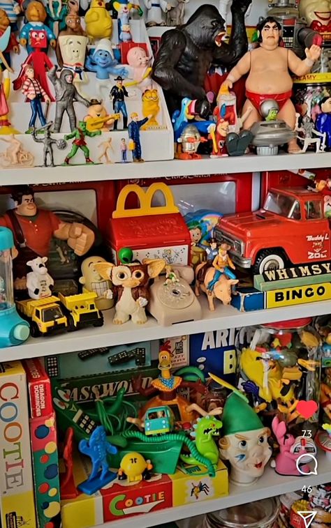 Toy Collection Display Ideas, 80s Retro Room, Vintage Toy Display, Toy Collection Room, Vintage Playroom, Toy Collection Display, 1990's Toys, Oddities Collection, Toy Shelves