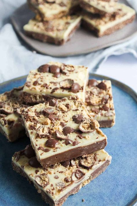 Malteser Tray Bake, Malteser Slice, Eid Biscuits, Chocolate Traybake, Traybake Cake, Rich Tea Biscuits, Tray Bake Recipes, Baking Recipes Cookies, Tea Party Food