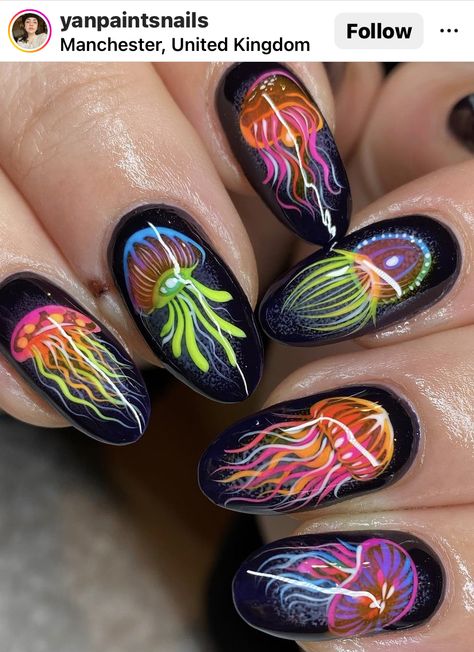 Manifestation Nail Art, Nail Art Complicated, Octopus Nails Design, Artsy Acrylic Nails, Witch Nails Short, Aquarium Nails Design, Octopus Nail Art, Jellyfish Nail Art, Groovy Nail Art