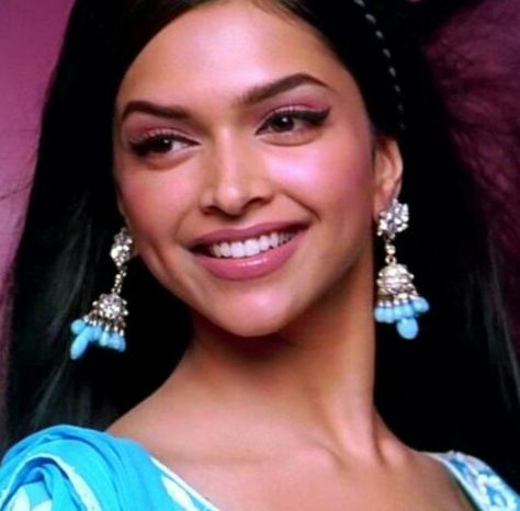 Deepika Padukone in Om Shanti Om Deepika Padukone Movies, Bollywood Theme Party, Bollywood Makeup, Bollywood Theme, 90s Makeup, Deepika Padukone Style, Om Shanti, Celebrity Makeup Looks, Om Shanti Om