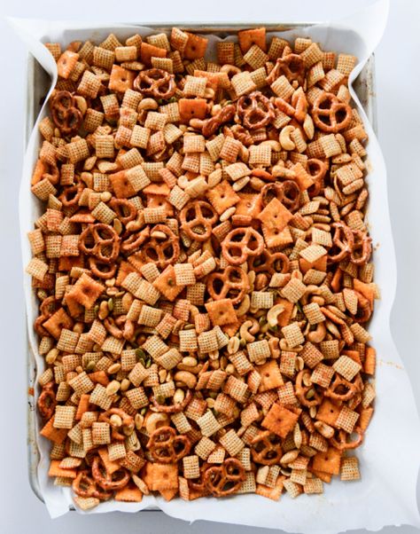 sweet + savory homemade snack mix I howsweeteats.com Pretzel Snacks, Cereal Snacks, Chex Mix Recipes, Snack Mix Recipes, Chex Mix, Homemade Snacks, Snack Mix, Trail Mix, Healthy Nutrition