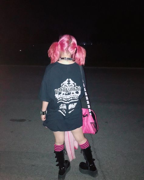 Goth Scene Aesthetic, Pink Trad Goth, Pink Grunge Outfits, Pink Emo Outfits, Pink Punk Aesthetic, Pop Punk Outfits, Mall Goth Fashion, Pink Emo, Ex Girl