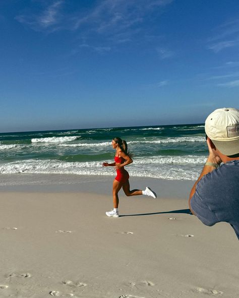 Running Girl, Beach Run, Running Aesthetic, Girl Train, Sports Nutritionist, Runners High, Running On The Beach, Morning Running, Gym Fits