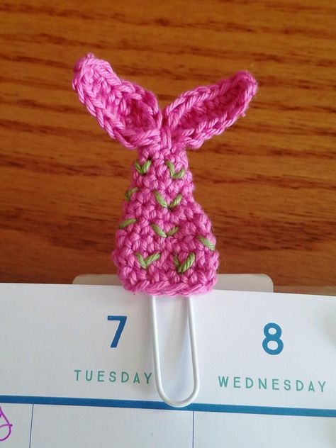 "This mermaid tail planner clip is a great way to add style and substance to your planner. It can also be used as a bookmark." Crochet Edging Pattern, Crochet Mermaid Tail, Crochet Edgings, Crochet Bookmark Pattern, Border Ideas, Simply Crochet, Crochet Mermaid, Amazing Crochet, Easy Crochet Projects