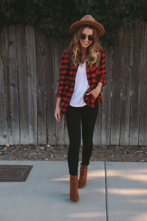 Black skinnies + beige/brown booties + white tee + red/black flannel + beige hat Asap Outfit, Houseparty Outfits, Fall Style Guide, Fall Outfits For School, Flannel Outfits, School Season, Outfit Jeans, Mode Casual, Winter Trends