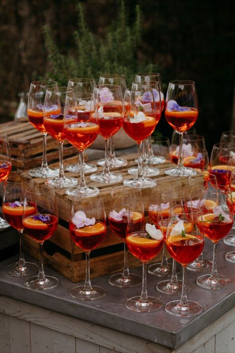 Wedding Aperol Spritz Bar, Welcome Drink Table Ideas, Aperol Spritz Wedding Cocktail, Aperol Spritz Summer, Wedding Aperol Spritz, Wedding Welcome Drinks Ideas, Welcome Drink Ideas Parties, Aperol Spritz Table, Welcome Drinks Table Ideas