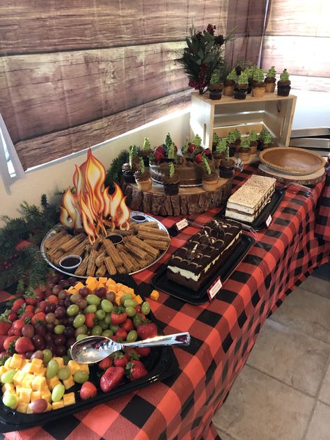 Outside Camping Birthday Party Ideas, Christmas Campout Ideas, Cabin Theme Party Ideas, Camp Theme Charcuterie Board, Woodsy Theme Birthday Party, Woodsy Party Theme, Camping Charcuterie Board Ideas, Campfire Themed Food, Outdoor Theme First Birthday Party