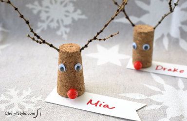 These fun Wine Cork Reindeer Place Cards will make it easy for everyone to find their place at the Christmas festivities. Christmas Place Settings Diy, Christmas Place Cards Diy, Christmas Dinner Place Cards, Xmas Placemats, Christmas Place Card Holders, Diy Place Cards, Jul Diy, Christmas Place Settings, Christmas Name Tags