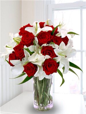 Red roses and white lilies are my favorite flowers... Definitely getting some of these for my new room Lily And Rose Bouquet, Lilies And Roses, Unique Flower Arrangements, Roses White, Church Flowers, White Lily, White Lilies, Unique Flowers, Floral Centerpieces