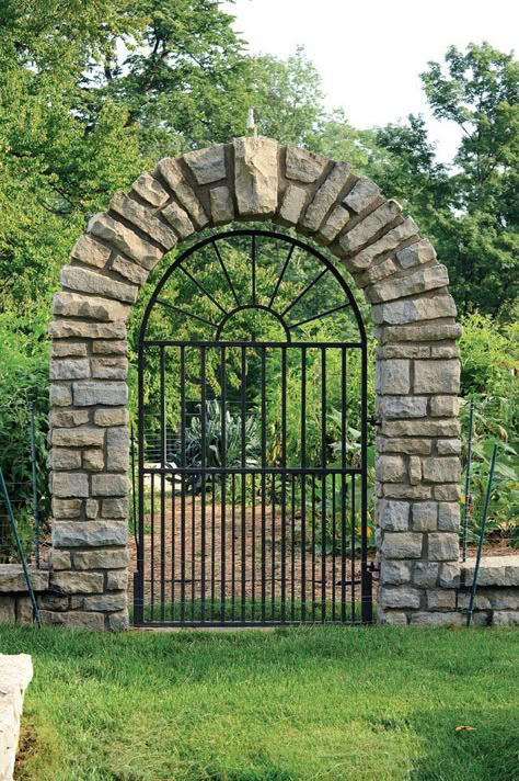 Garden fencing keeps the critters out Casa Rock, Building A Stone Wall, Diy Brick Wall, Arch Gate, Country Garden Design, Garden Archway, Home Garden Ideas, Stone Archway, Stone Exterior Houses