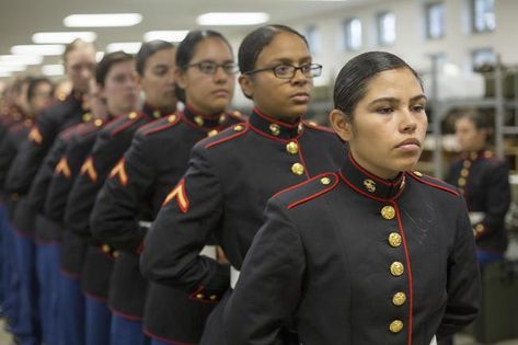 Us Marines Uniform, Light Mascara, Marine Corps Dress Blues, Marines Dress Blues, Lion And Sun, Marine Corps Uniforms, Marine Corps Bootcamp, Marines Boot Camp, Marines Uniform