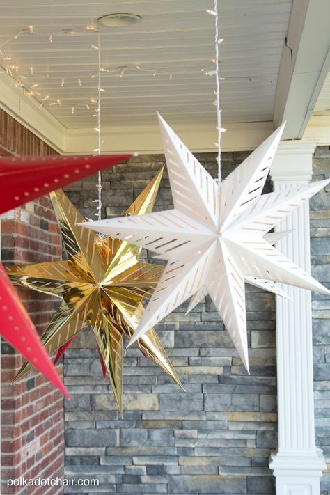 How to hang Star Luminaires on your front porch- what a clever idea for decorating your porch for Christmas Lights Porch, Diy Christmas Yard Decorations, Diy Christmas Star, Porch Diy, Outdoor Christmas Diy, Paper Star Lanterns, Star Lights, Christmas Star Decorations, Christmas Decorating Ideas