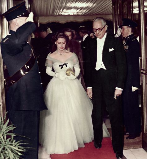 Princess Margaret Theatre Foyer, Sarah Chatto, Princesa Margaret, Heavy Is The Crown, Margaret Rose, Party Queen, Royal Family England, Dior Dress, Duchess Of York