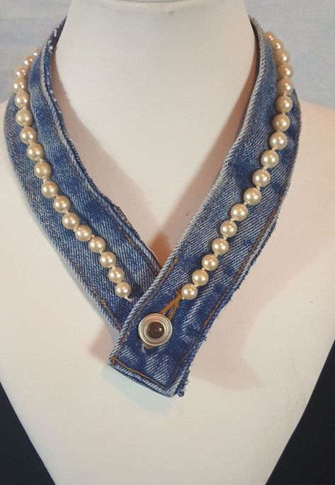 be53ee61104935234b174e62a07e53cfdesc54273937ri Denim Jewellery Ideas, Jean Jewelry, Återvinna Jeans, Denim Necklace, Artisanats Denim, Jean Diy, Denim And Pearls, Denim Bracelet, Denim Earrings