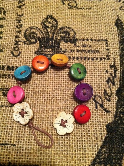 Button Bracelet - Great for little girl birthday gifts and friend exchange Scout Law, Girls Camp Crafts, Button Bracelets, Button Creations, Creativity Ideas, Girl Scout Daisy, Girl Scout Activities, Button Craft, Daisy Scouts