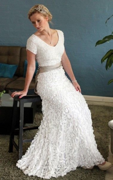 Wedding Dresses Second Marriage, Wedding Dress Over 40, Wedding Dresses For Older Women, Older Bride Wedding Dress, Old Wedding Dresses, 2nd Wedding Dresses, Informal Wedding Dresses, Second Wedding Dresses, Modern Wedding Gown