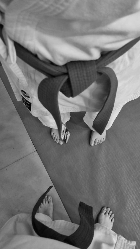 Karate Picture, Brown Lifestyle, Karate Quotes, Cobra Kia, Boxer Aesthetic, Taekwondo Girl, Membentuk Alis, Kyokushin Karate, Trening Sztuk Walki