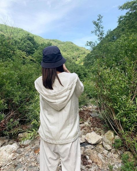 Uniqlo Women Outfit, Vintage Film Photography, Green Inspo, Person Photography, Travel Pose, Adventure Aesthetic, Cool Instagram, Camping Outfits, Uniqlo Women