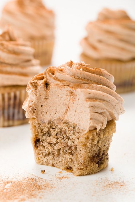 Churro Cupcakes via @cupcakeproject Churro Cupcakes, Cupcake Project, Thanksgiving Cupcakes, Yummy Deserts, Holiday Desserts Table, Thanksgiving Desserts Easy, Boozy Desserts, Cupcake Frosting, Cupcake Ideas