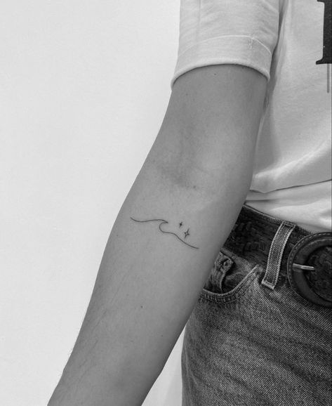 Zee Tattoo, Wave Tattoo Wrist, Minimalistic Tattoo, Stars Tattoo, Sea Tattoo, Petite Tattoos, Flower Tattoo Arm, Friendship Tattoos, Minimalist Tattoos