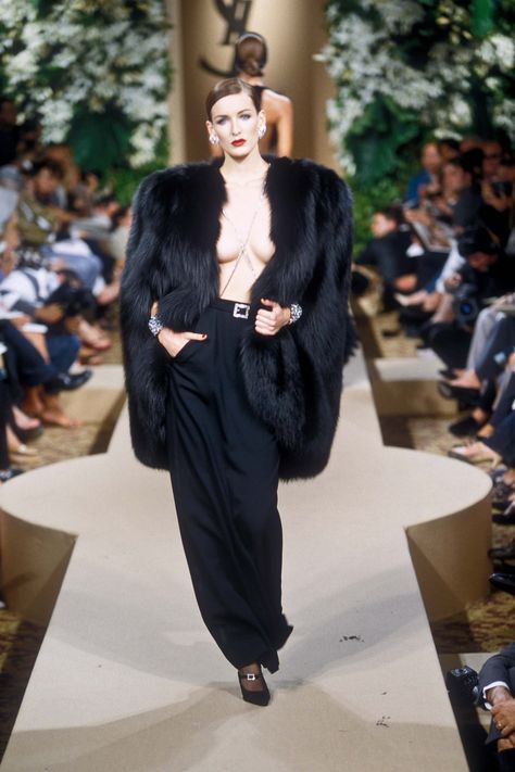 Yves Saint Laurent Haute Couture, Saint Laurent Haute Couture, Yves Saint Laurent Couture, Mode Editorials, 90s Runway Fashion, Style Noir, Fur Fashion, Mode Vintage, Looks Vintage