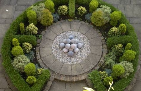 Circular Small Formal Garden Circular Garden Design, Circular Garden, Circular Lawn, Formal Garden Design, Topiary Garden, Areas Verdes, Formal Garden, Garden Shrubs, Formal Gardens