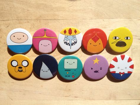 Adventure run Button Badges, Bag Pins, Clay Diy Projects, Diy Pins, Diy Buttons, Cool Pins, Diy Clay Crafts, Indie Brands, Cute Pins