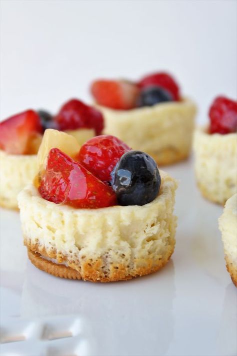 Mini Cheesecake Fruit Tarts... Mini Cheesecakes With Fruit, Cheesecake Fruit Tart, Fruit Topped Cheesecake, Mini Cheese Tart, Fruit Topping For Cheesecake, Mini Fruit Pies, Fall Desert, Cheesecake Fruit, Lemon Blueberry Cupcakes