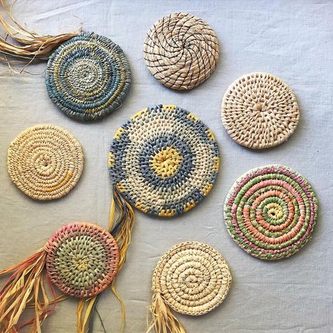 Raffia Crafts, Flax Weaving, Weaving Book, Raffia Basket, Crochet Placemat Patterns, Basket Weaving Diy, Basket Weaving Patterns, Fabric Basket, Diy Weaving