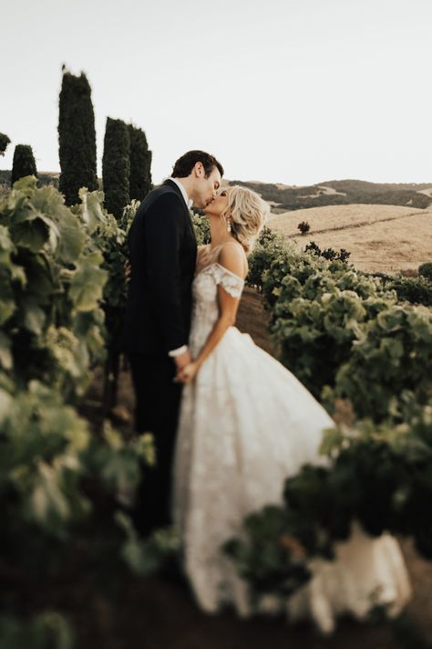 Winery Wedding Picture Ideas, Viansa Winery Wedding, Vineyard Wedding Pictures, Winery Wedding Pictures, Winery Wedding Photo Ideas, Vineyard Wedding Photoshoot, Tuscany Wedding Photoshoot, Winery Wedding Photography, Wedding Photography Vineyard