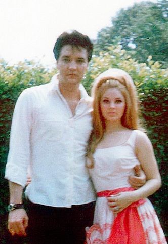 Cillas natural hair color was a light brown. Elvis told her that men loved hair long and jet black, so she changed it. Elvis Presley Family, Elvis And Priscilla, Joseph Jackson, King Of Pop, Elvis Presley Photos, Priscilla Presley, Lisa Marie Presley, Andrew Lincoln, Rock N’roll