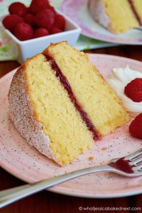 Basic Sponge Cake Recipe, Victoria Sandwich Cake, Victoria Sandwich, Sponge Recipe, Victoria Sponge Cake, Layer Cake Recipes, Light Cakes, Sponge Cake Recipes, Sandwich Cake