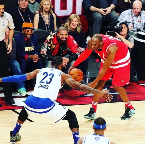 Legendary. Kobe and LeBron at All Star game. Look on Drake and spike Lee face says it all. Kobe Vs Lebron, Lebron James All Star, Kobe Vs Jordan, Kobe Brayant, Nba Wallpapers Stephen Curry, Kobe Bryant Lebron James, Lebron James Basketball, Lebron James Wallpapers, Kobe Lebron