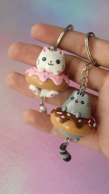 Cute Clay Art Ideas, Cute Clay Art, Keychain Clay, Keychain Polymer Clay, Ceramic Plates Art, Mini Sculptures, School Fair, Kawaii Charms, Bold Shoes