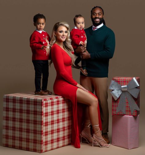 Glam Christmas Photoshoot, Family Christmas Pictures Studio, Holiday Photoshoot Family Outfits, Christmas Family Photoshoot Ideas, Christmas Family Photoshoot Outfits, Glam Family Photoshoot, Vday Shoot, Matching Family Christmas Outfits, Family Christmas Pictures Outfits