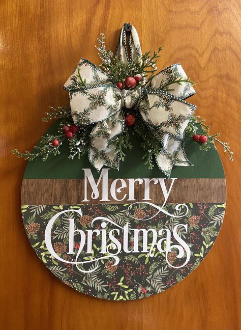 Christmas Plaques Wooden Diy, Christmas Board Decoration, Christmas Plaques, Christmas Door Decoration, Country Christmas Decorations, Door Wreaths Diy, Diy Christmas Decorations Easy, Christmas Signs Wood, Christmas Door Hanger